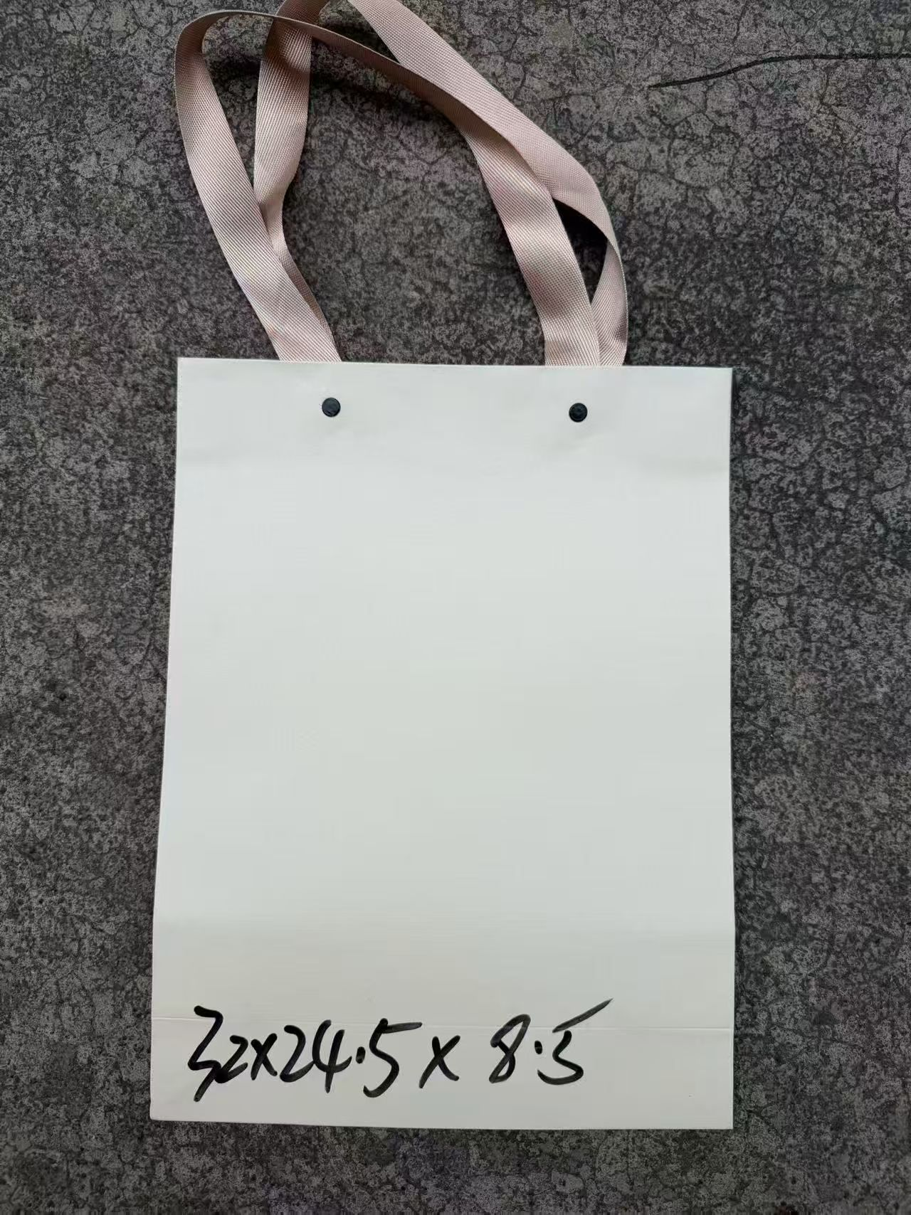 = د كيس ابيض سادة ايد خيط عريض مقاس 32*25*8